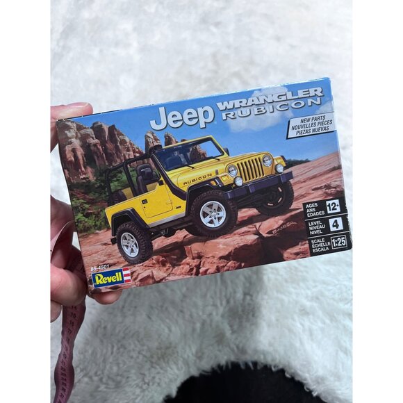 Revell Jeep Wrangler Rubicon Model Kit 1:25 Scale New Plastic Kit Ages 12+ - Picture 2 of 7
